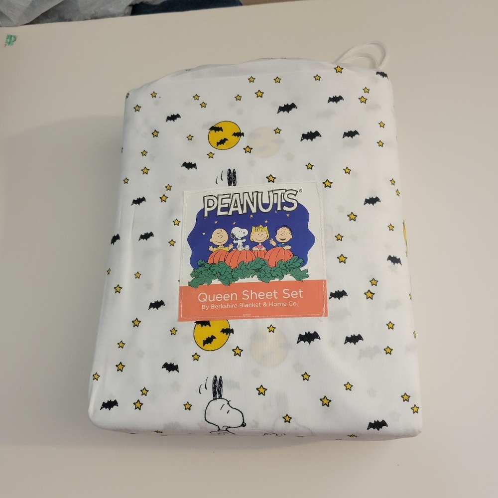 New Peanuts Snoopy Halloween Queen Sheet Set - Picture 2 of 6